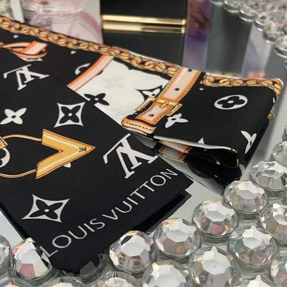 ✨🖤🤎Stunning Black and White Print Scarf with Gold Accents🤎🖤✨NEW - Picture 3 of 4